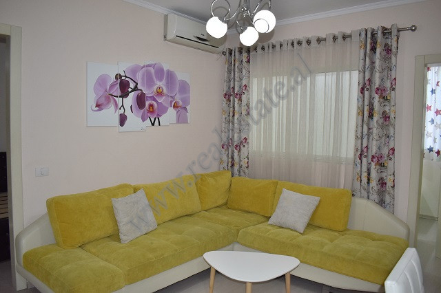 Apartament me qira ne rrugen Ana Komnena, shume prane zones se Ish Parkut ne Tirane.
Banesa eshte e